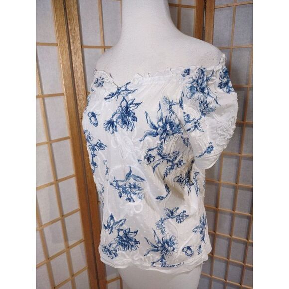 Lemon Grass Sm Embroidered Top - Picture 14 of 16